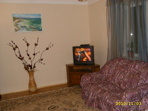гостиная с буфетом, мягкой мебелью, спутниковым телевидением