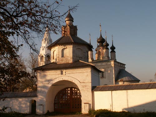 Вход в Александровский монастырь