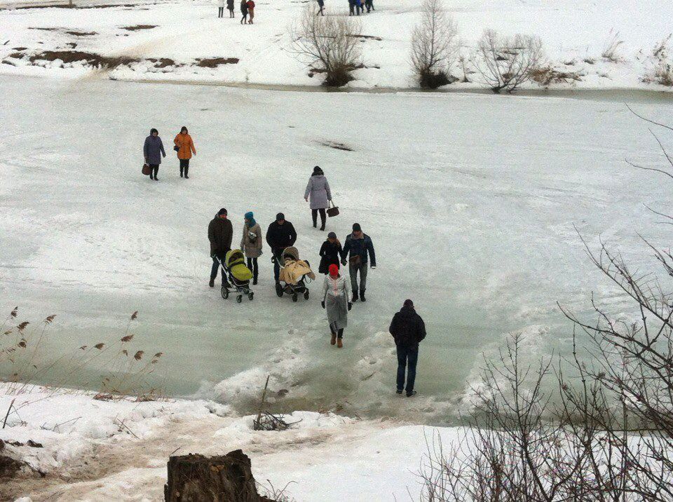 Группа люди и реки. Переходят реку по льду. Люди зимой на реке. Река зимой. Пруд зимой лед.